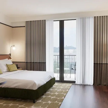 Ramada Plaza By Wyndham מלון
