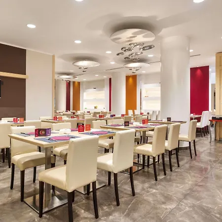 Ramada Plaza By Wyndham מלון