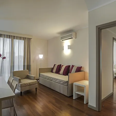 Ramada Plaza By Wyndham מלון 4*