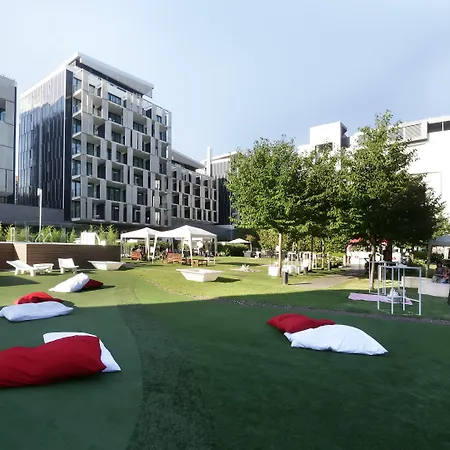 Ramada Plaza By Wyndham מלון